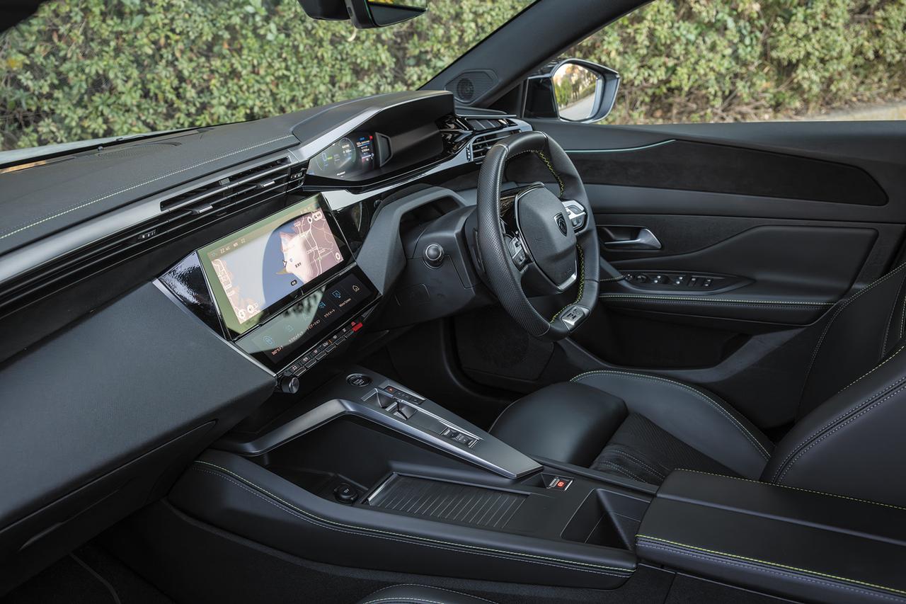 画像: プジョー 308 GTハイブリッド。小径ハンドルを採用し、ドライバーメーターはハンドルの上から見下ろすように確認するというプジョー独自のコクピットレイアウト「i-Cockpit」は、新型でさらに進化。メーターの文字やデザインが3Dで表示され、速度など走行において重要な情報を手前に見せることができるようになった。美しいデザインの中に機能性を持たせるあたりは、実にプジョーらしい。