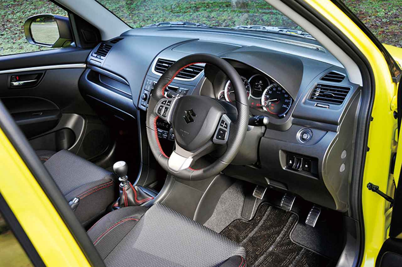 画像: ステアリングホイール、シフトレバーブーツ、シートなど各部に赤いステッチが入り、インタエリアもスポーティに仕上げられる。