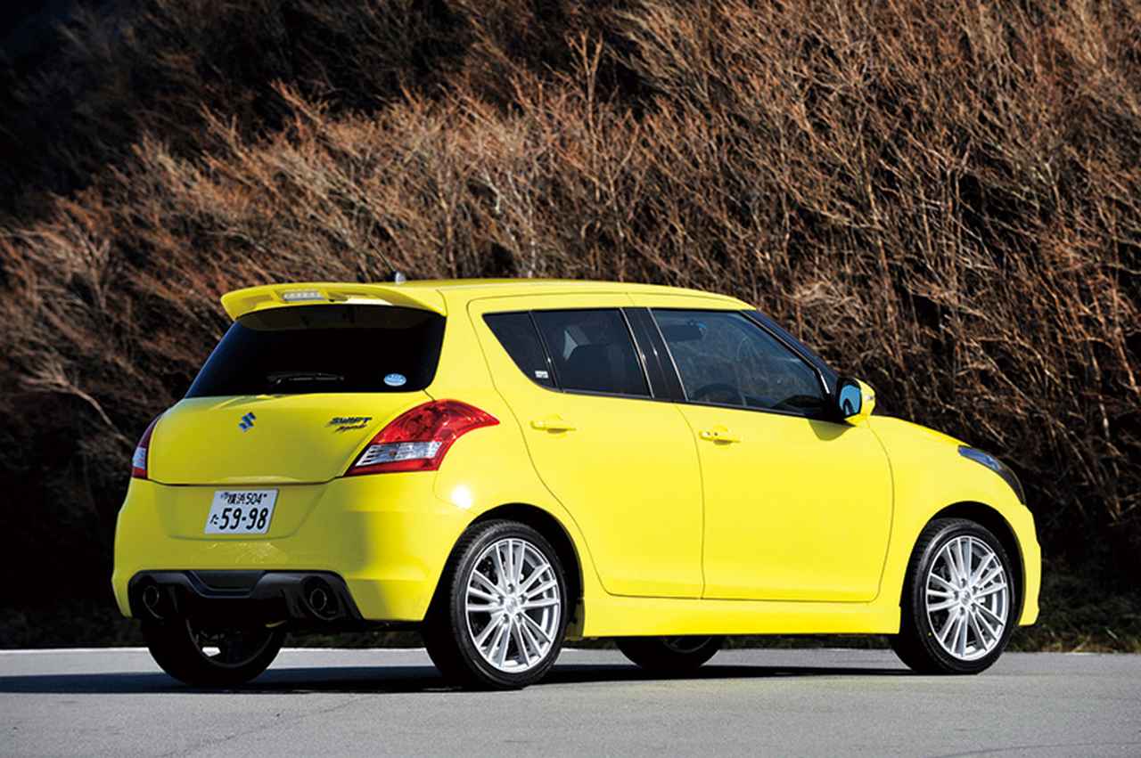 画像: 2011年の東京モーターショーに参考出品された後、同年11月に正式発表されたZC32S型スイフト スポーツ。専用のルーフエンドスポイラーやデュアルエキゾーストエンドなどで、派手さを抑えながらもスポーティに仕上げられた。