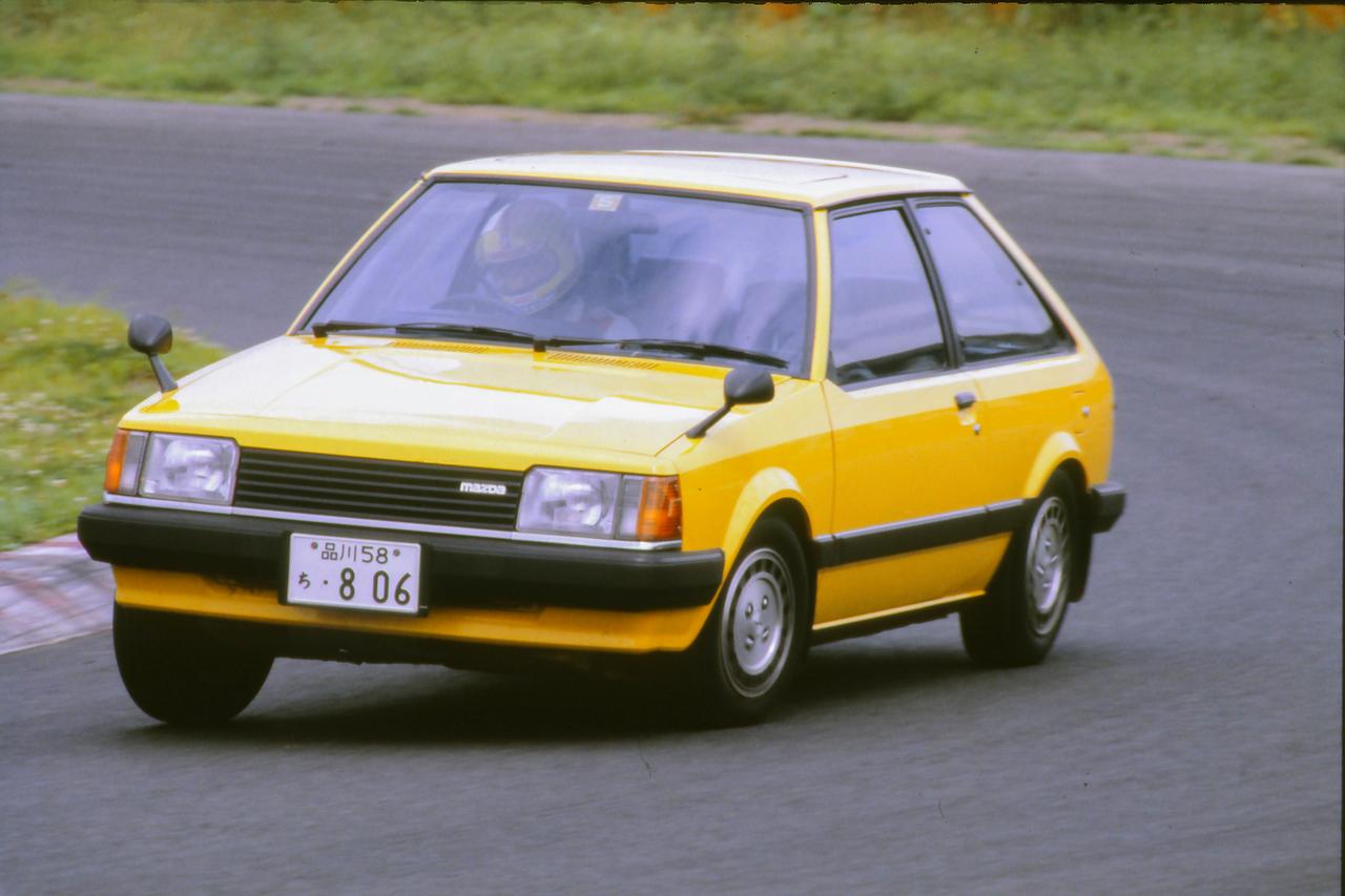 画像: シンプルでクリーンなデザインが好評だった5代目のマツダ ファミリアだが、実は走行性能にも秀でており「アンダーステアが少ない、操作性の良さが光る」クルマだったという。