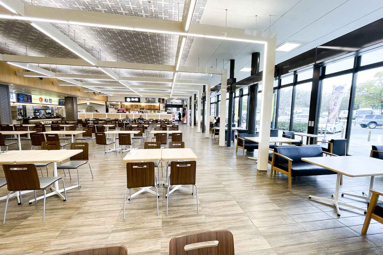 画像: 2019年にリニューアルされた酒々井PA（下り）。フードコートは、壁の片方が全面の窓になっている。