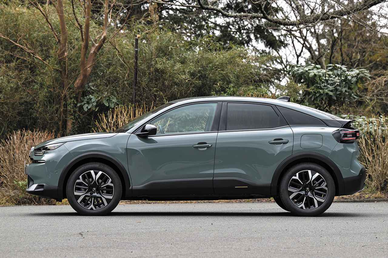 画像: クーペSUVの雰囲気を感じさせるC4のサイドビューは、Cセグメントハッチの中において非常に珍しいスタイル。リアエンドまで続くルーフ曲線はまさに往年のシトロエンのモデルたちを彷彿とさせる。