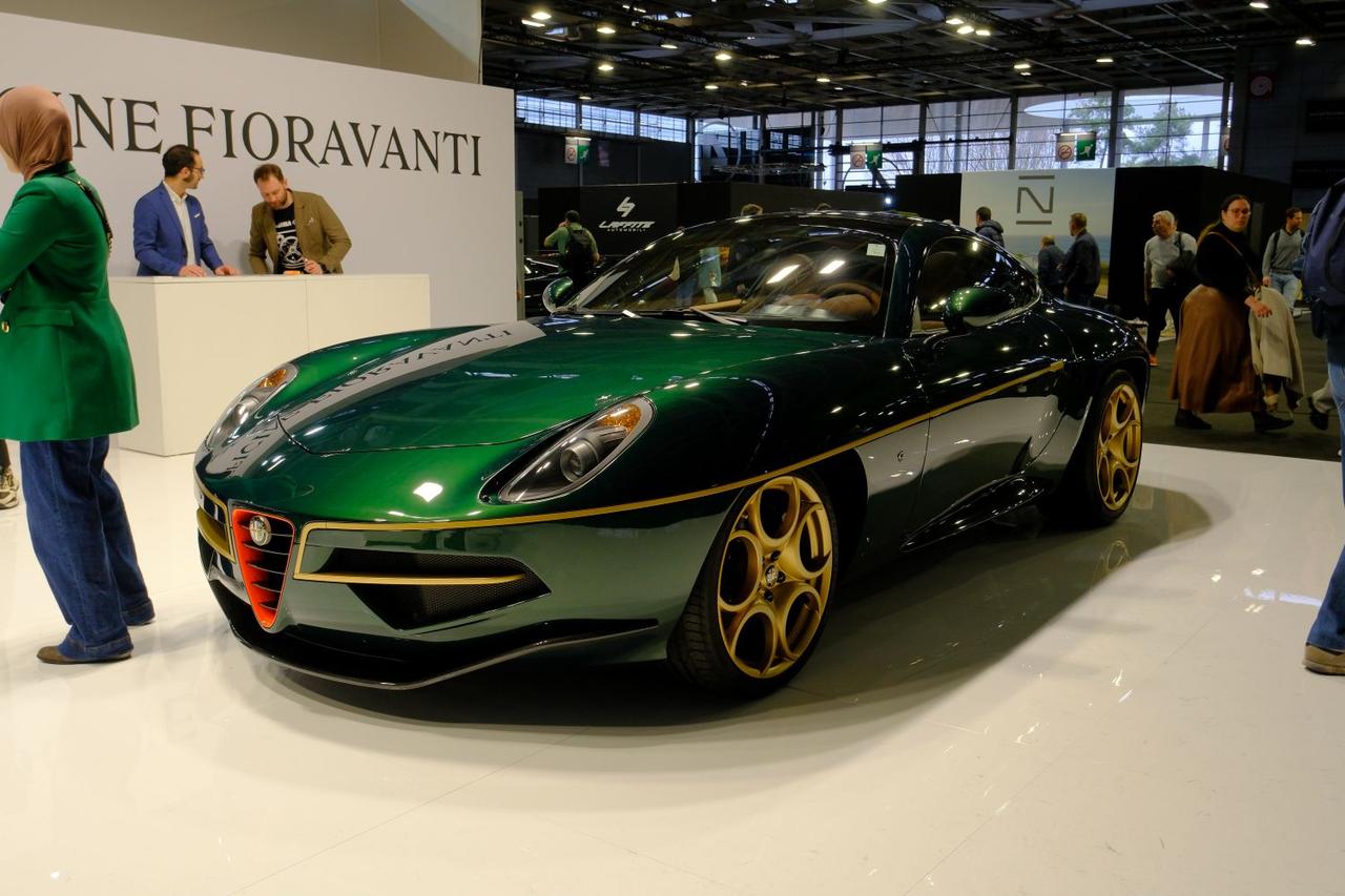 画像: Officine Fioravanti が展示していたのは、イタリアのコーチビルダーCarrozzeria Touring Superleggeraが制作した超レアカー「8C ディスコヴォランテ」を、6速MT化したレストモッド。
