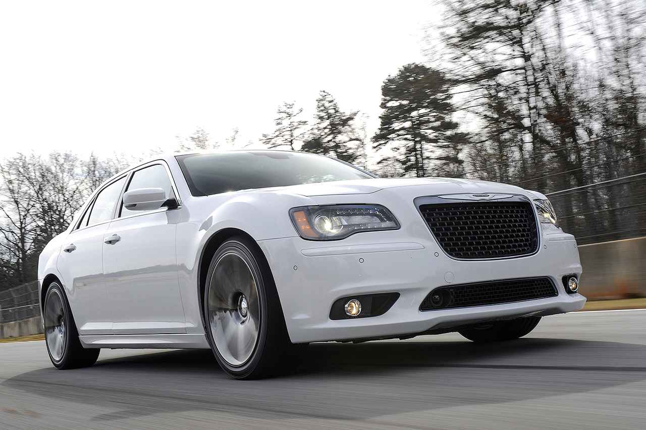 画像: 日本でも発売される、300のトップグレード「SRT8」。6.4LのV8は472psと631Nmを発生する。