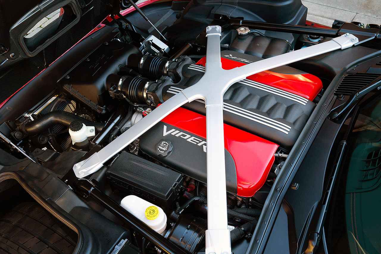 画像: 8.4L(512立方インチ)のV10エンジンはOHVだが648ps!と814Nm!というスーパーパフォーマンスを発生。