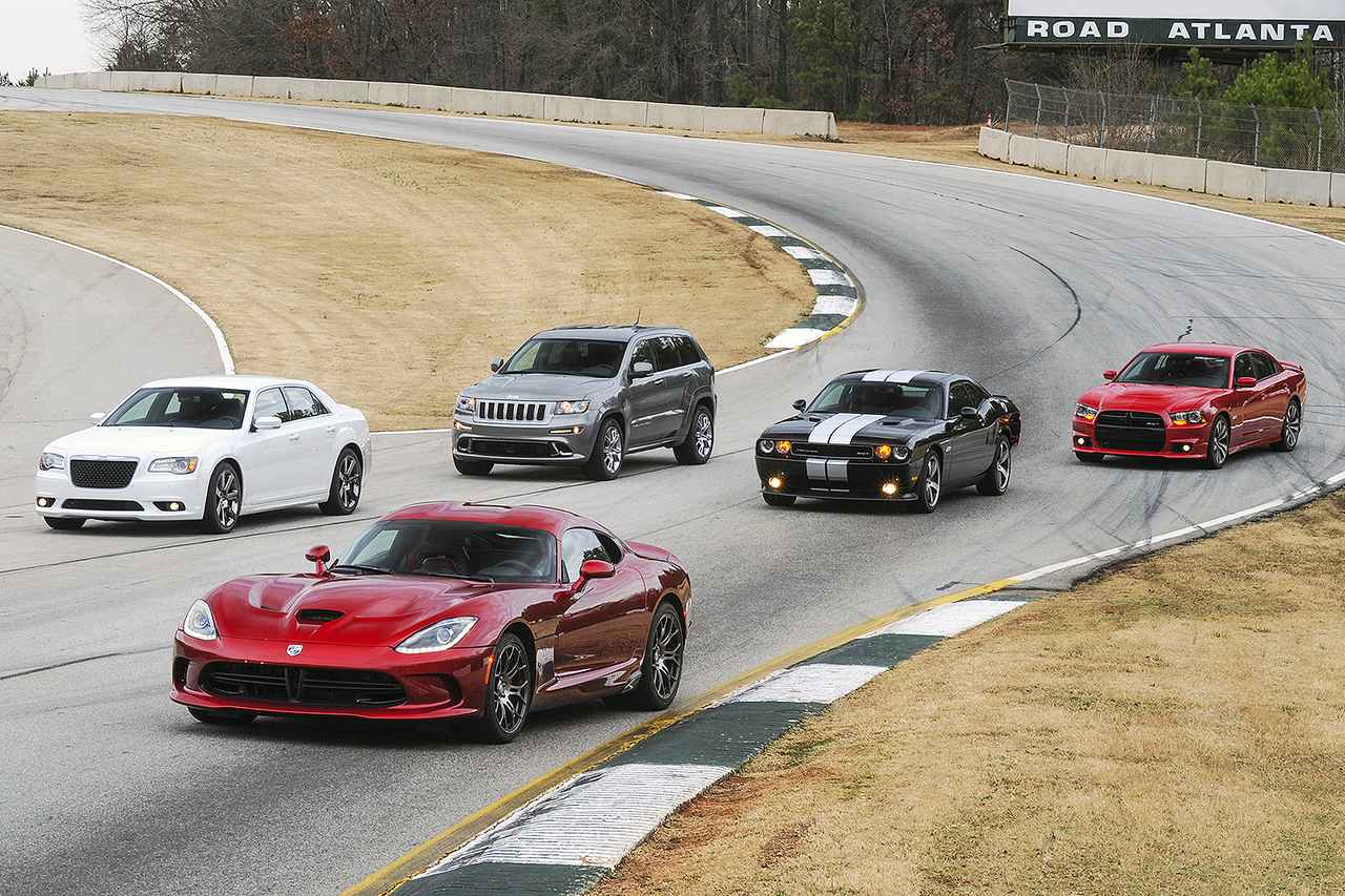 画像: ロード アトランタのコース上に勢ぞろいした、300 SRT8、SRT バイパー、グランドチェロキー SRT8、チャレンジャー SRT8、そしてチャージャー SRT8(写真左から)。