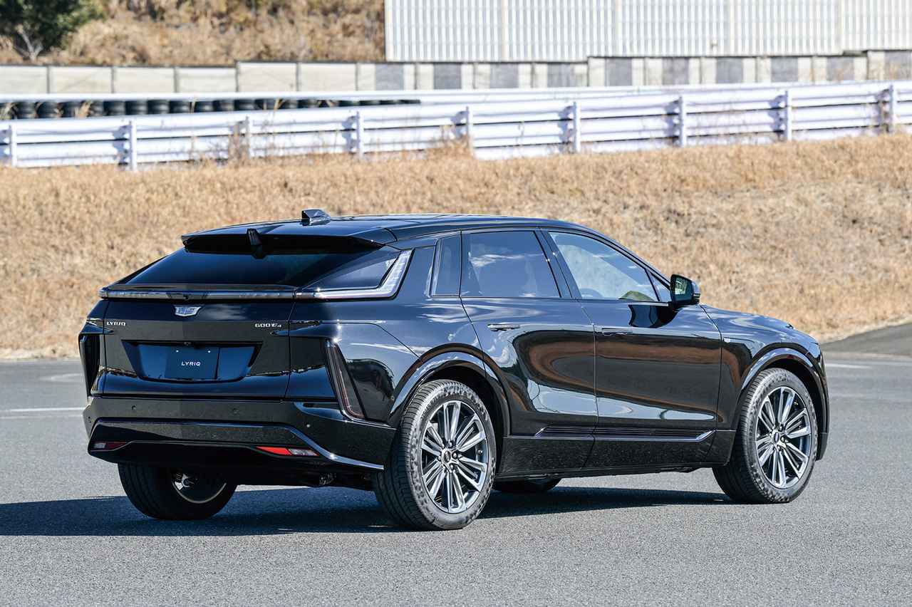 画像: 全長は4995mm、全幅1985mmと堂々としたボディサイズ。ホイールベースは3085mmとかなり長い。