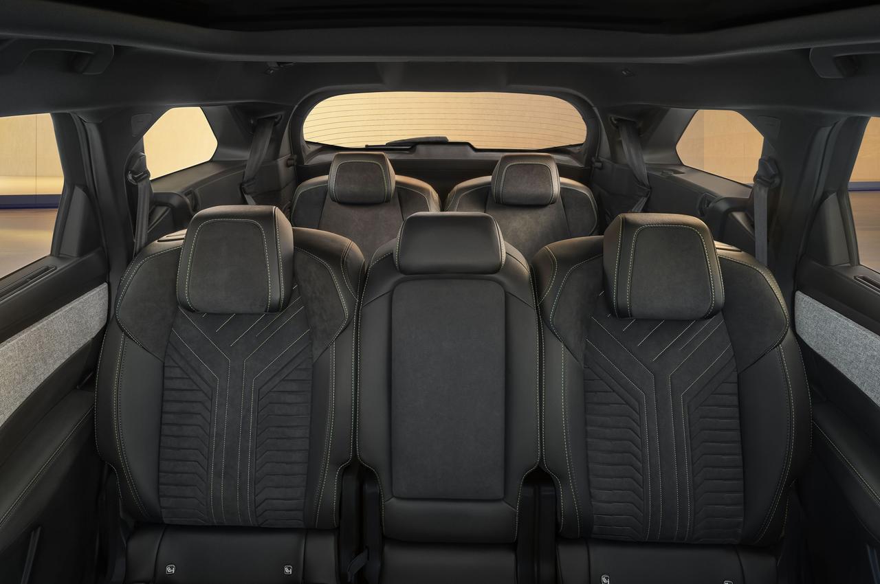 画像: 40:20:40分割可倒式2列目と50:50分割3列目を備え、大人7人が快適に座れる上質な室内空間に仕立てた