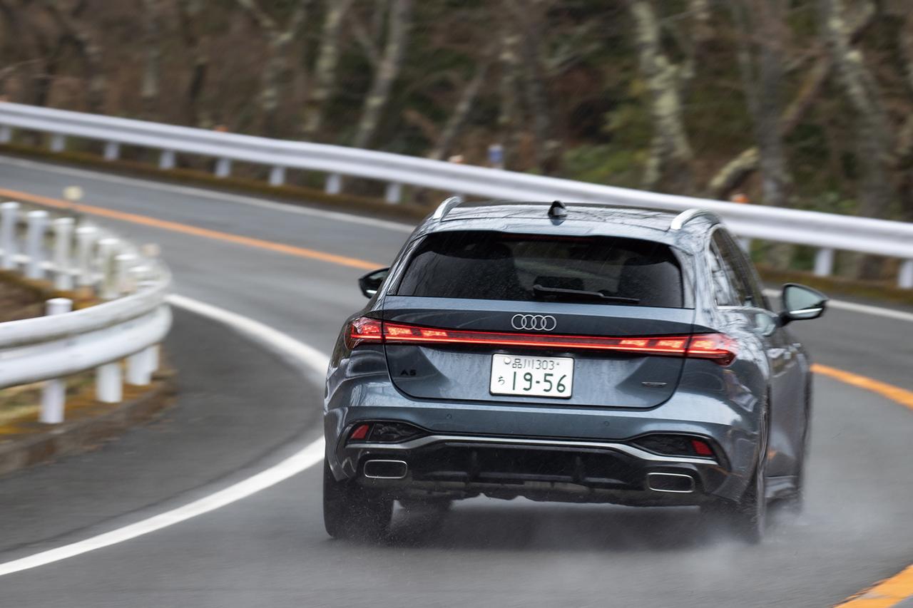 画像: 試乗時は雨も降っていたが、電子制御クラッチのクワトロ4WDで前後トルクを最適化。雨のワインディングロードでも安定かつ安心して走ることができた。