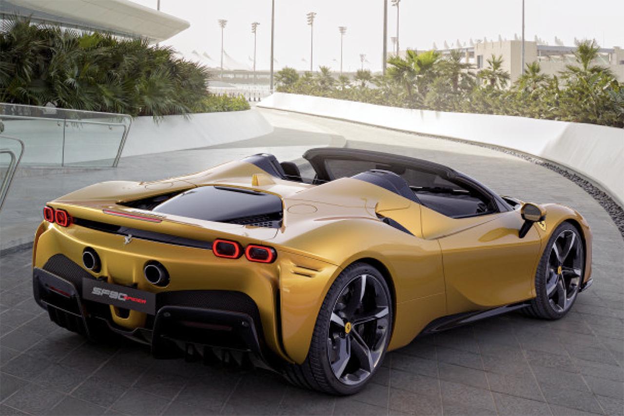 画像: 2020年11月には、RHT（リトラクタブル ハードトップ）を採用したオープンモデルのSF90 スパイダーも追加設定された。