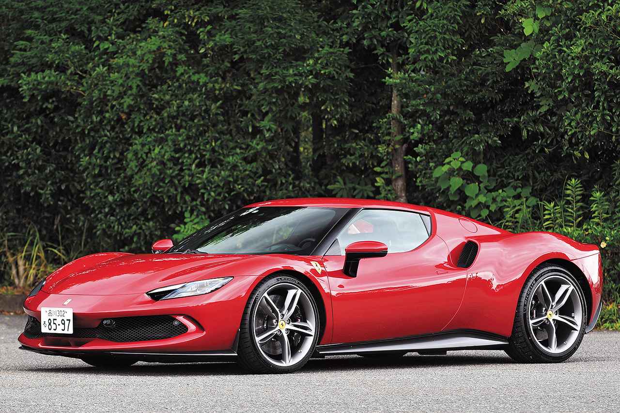 画像: フェラーリ車としては初めて、V6エンジン搭載車に「フェラーリ」の名が与えられた、296GTB。もはや「ピッコロ（小さな）」とは呼べないサイズ感だ。