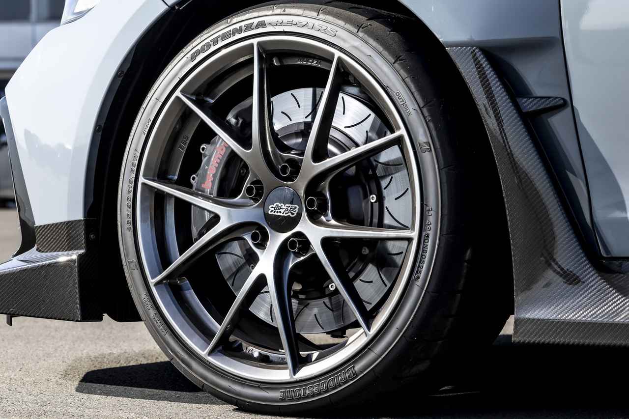 画像: 大径2ピースローターにブレンボ製キャリパーというレーシングスペックのブレーキシステム。