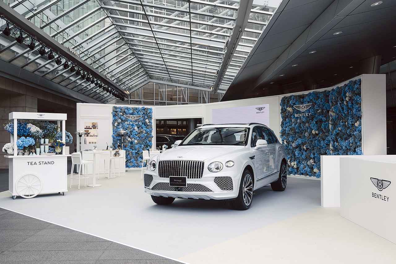画像: サムシングブルーをイメージしたブルーフラワーで飾られた、ベンテイガ サムシングブルーの特別展示イベント会場。