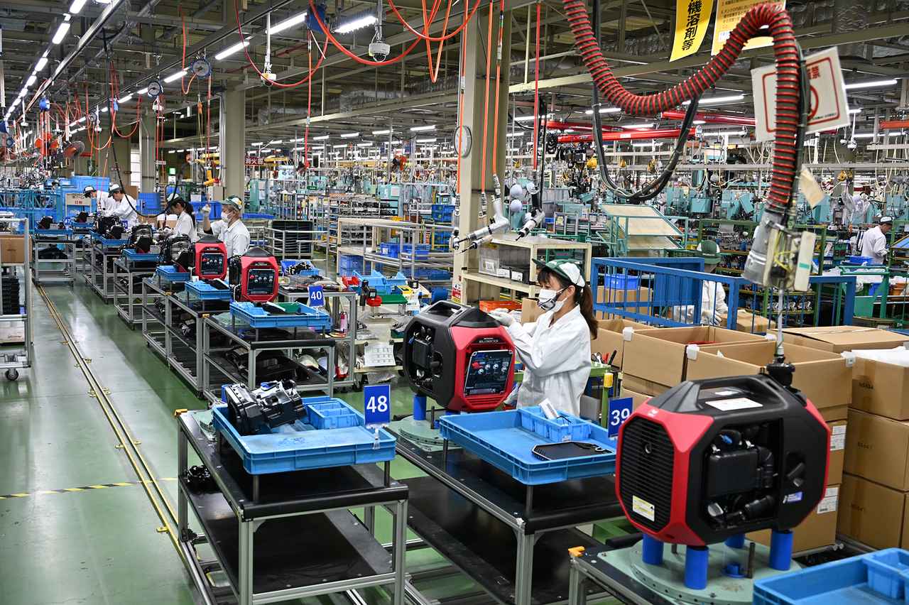 画像: パワープロダクツの生産ラインは多くの人が携わっている。多種多彩な機種があるためオートメーション化するよりも細かなことに対応できる手づくりの方が効率が良い。