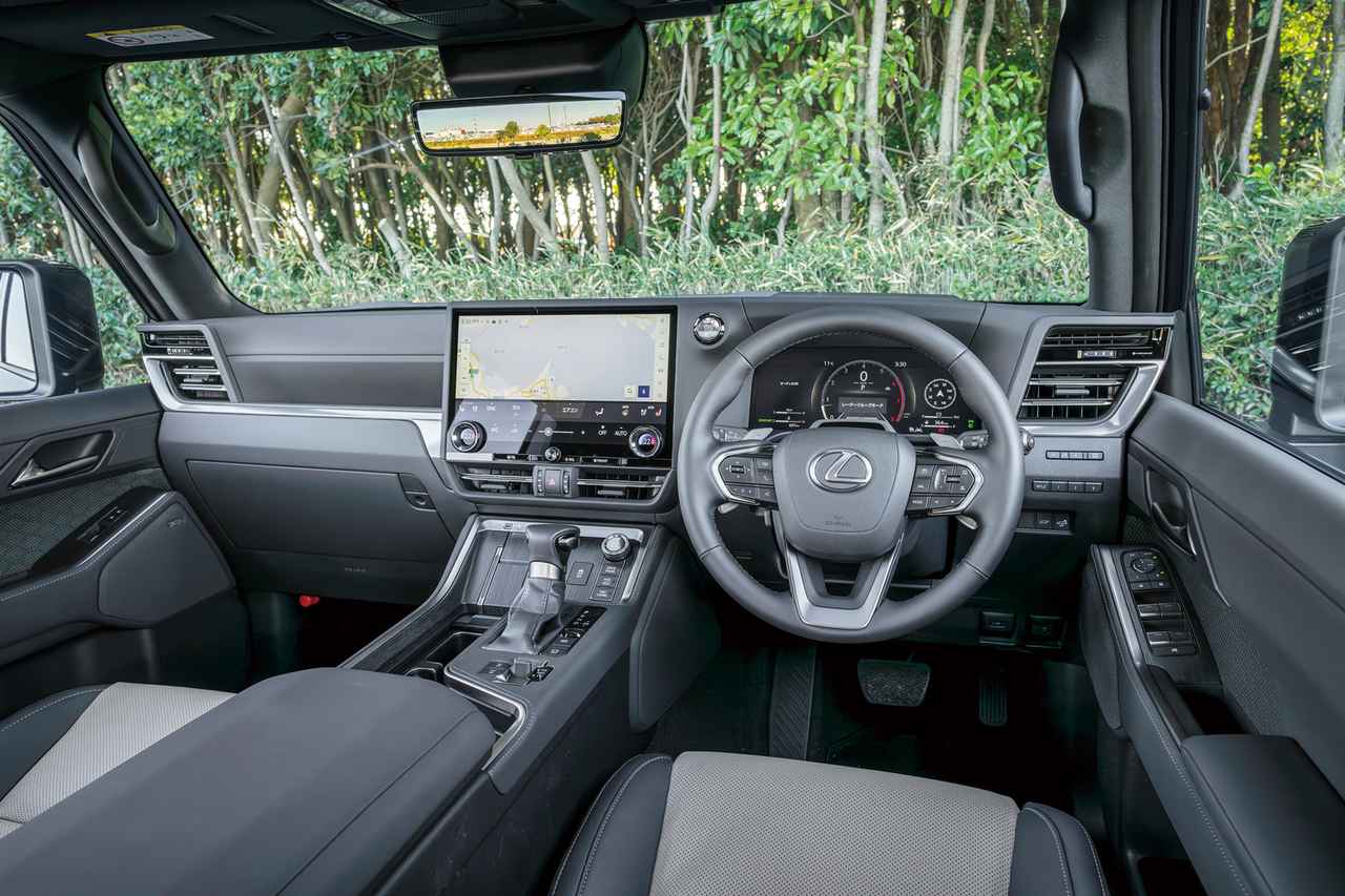 画像: オフロード走行時でも運転者が車両姿勢を感じ取れるようインパネ上面を基準に水平基調のシンプルなデザインを採用。
