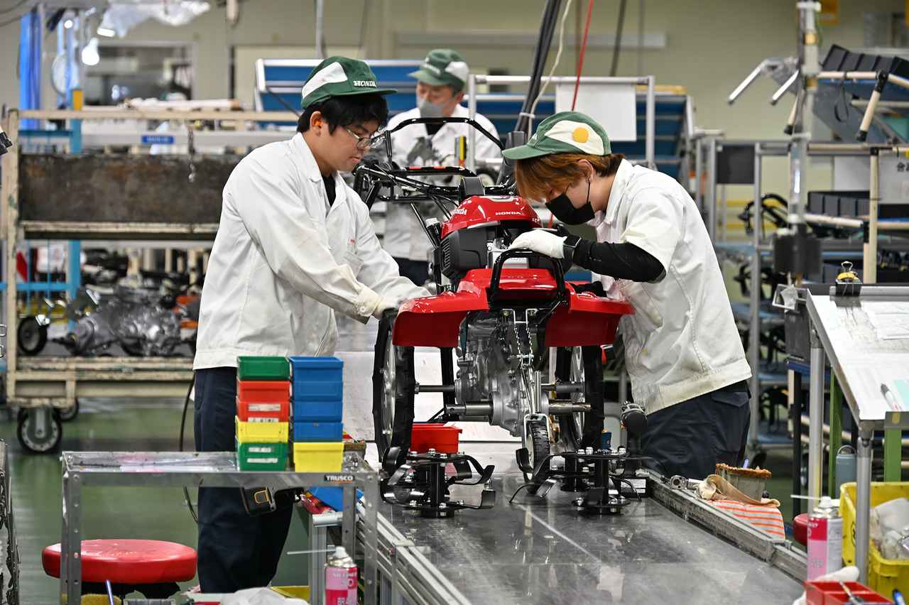 画像: 耕うん機の組み立ては小さい機種から大きな機種まで含め1日90台生産、1台の組み立てに要する時間は約400秒だという。