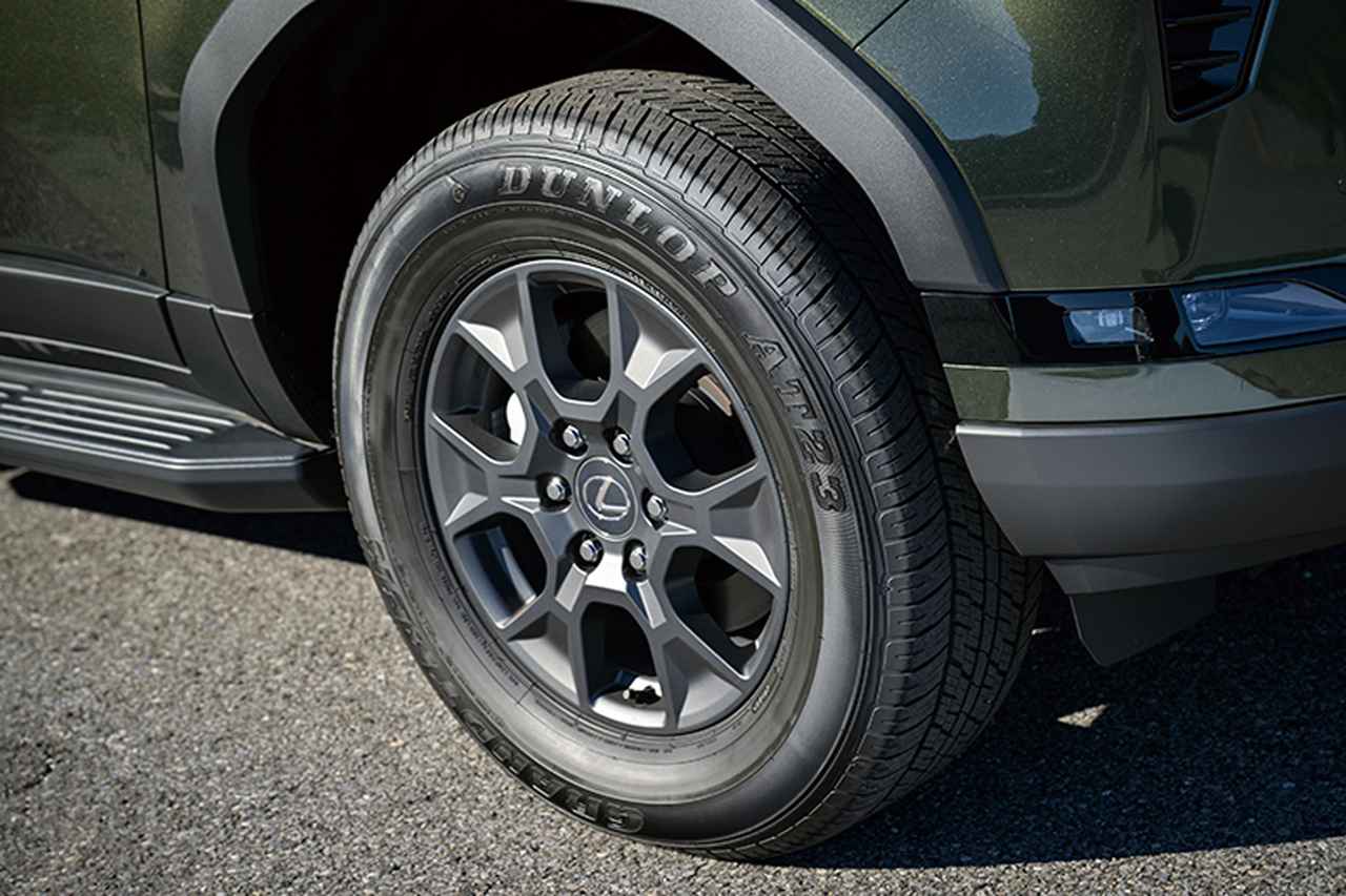 画像: オンロードとオフロードでの走りを両立した足まわり。マットグレーのホイールに265/65R18タイヤを組み合わせる。