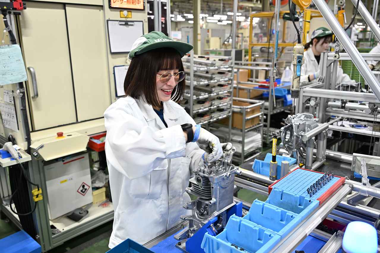 画像: パワープロダクツの生産ラインでは女性や若い人が活躍している姿を多く見かけた。年齢、性別問わず活躍できる職場だ。