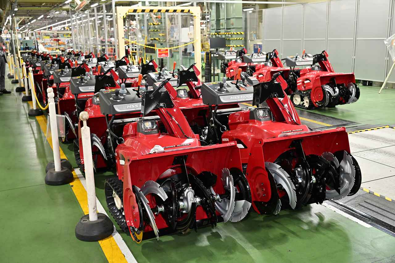 画像: 取材した2月上旬はすでに除雪機の生産は終わり、最後の出荷待ち機が並んでいた。再びラインが稼働するのは5月となる。