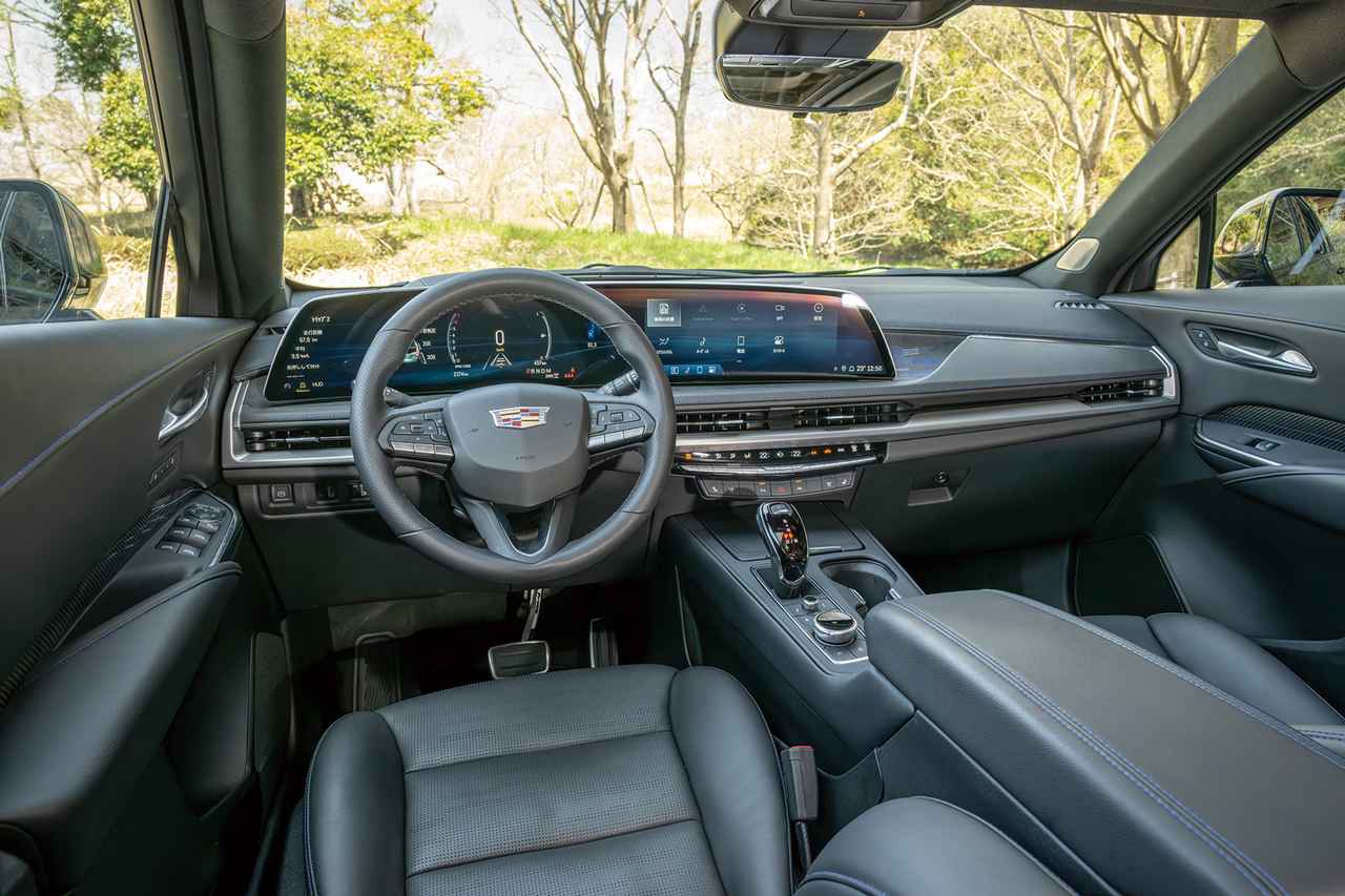 画像: 一体型ディスプレイは中央で表示が途切れることなく、全体でインフォメーションを伝えてくれる。