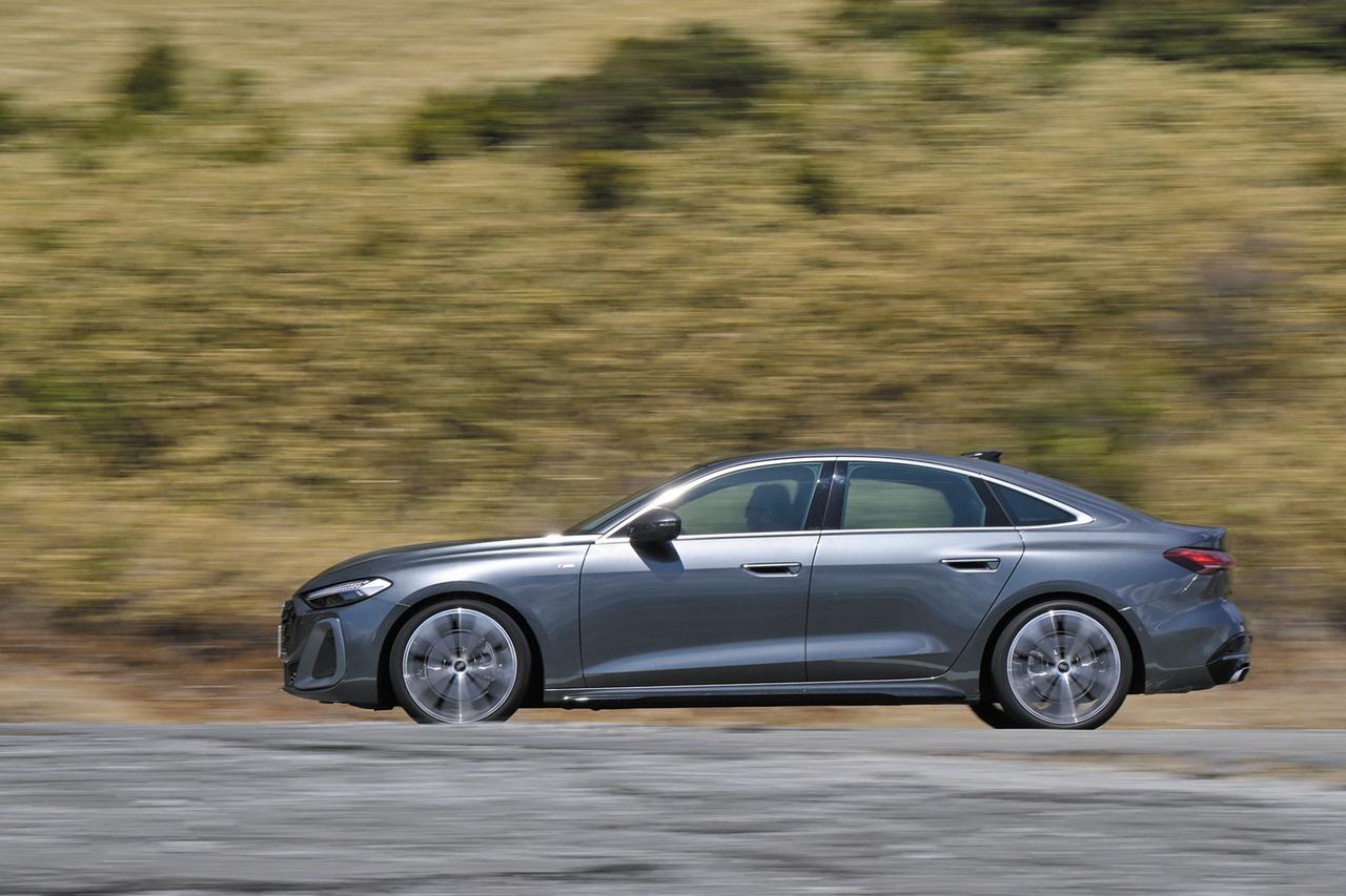 画像: 今回試乗したのはベーシックな2L直4ターボとクワトロを組み合わせた中間グレード。よりカジュアルな前輪駆動モデルのほか、2L直4ディーゼルとクワトロを組み合わせたTDIやV6ツインターボを積んだS5も用意されるなどパワートレーンが豊富なのも特徴。