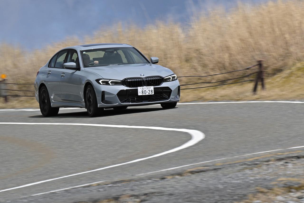 画像: 2019年にデビューした現行3シリーズは、2度目のLCI(ライフサイクルインパルス)が行われたばかり。最小限の変更にとどまるが、エクステリアでは新意匠のホイールが設定されたほか、インテリアは主にインパネまわりのデザインが新しくされるなど、いまなお進化は続けられる。