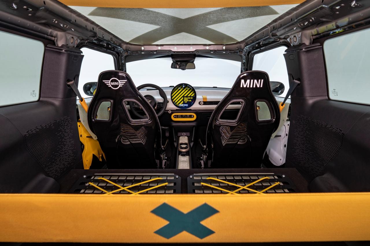 画像: 2シーター化された室内は軽量かつ機能重視の設計。ラゲッジスペースには専用ラックを備え、世界観を徹底する。