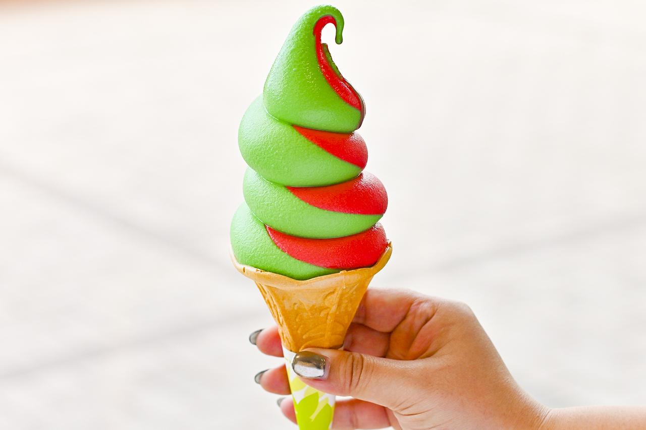 画像: フードコートにあるテイクアウトコーナーで販売されている「メロン＆スイカ ソフトクリーム」（550円）。