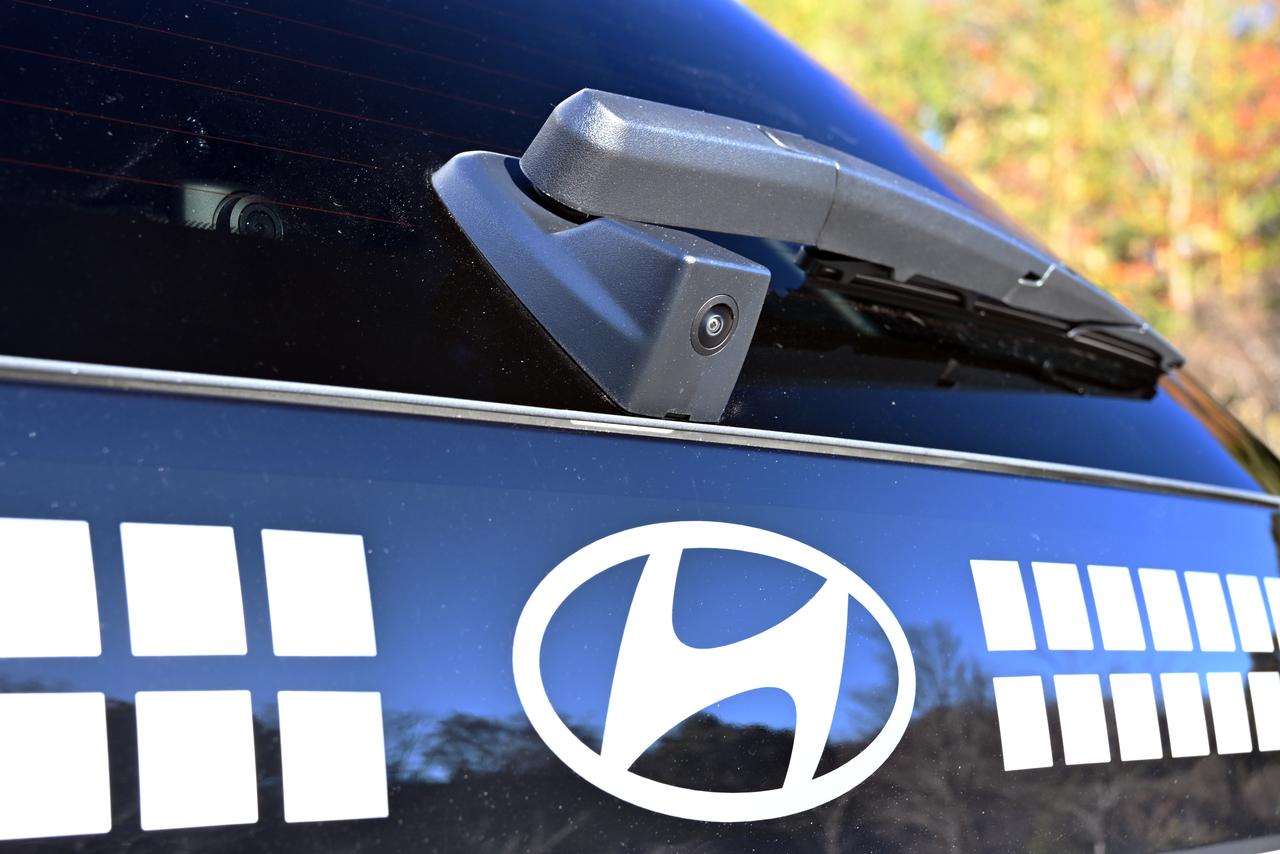 画像: 雨が降っているとそれを検知し、リバースギアに入れるとリアワイパーが自動で作動、リアウインドウを綺麗にして後方視界を確保してくれる。