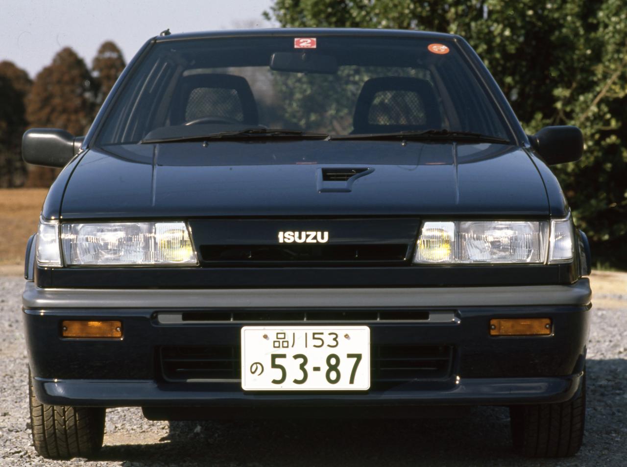 画像: 後期型4ドアセダンのフロントマスク。フロントグリルにフォグランプが埋め込められるなど、前期型の角目から「ツリ目」にイメージチェンジした。