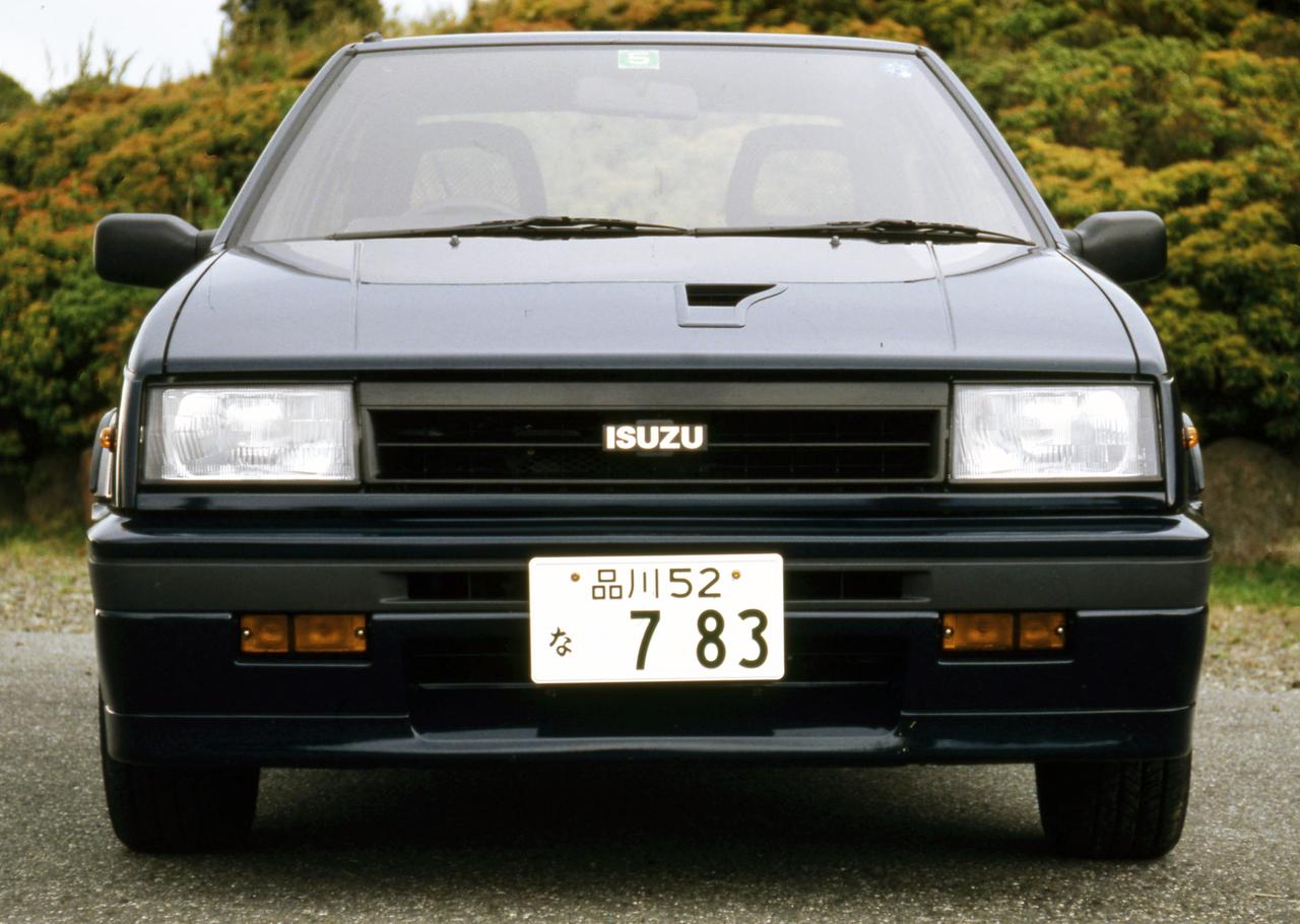 画像: 2ドアハッチバックのフロントマスク。ボディと同色のエアダムが装備され、ボディ床下に流れ込む空気を整流する。