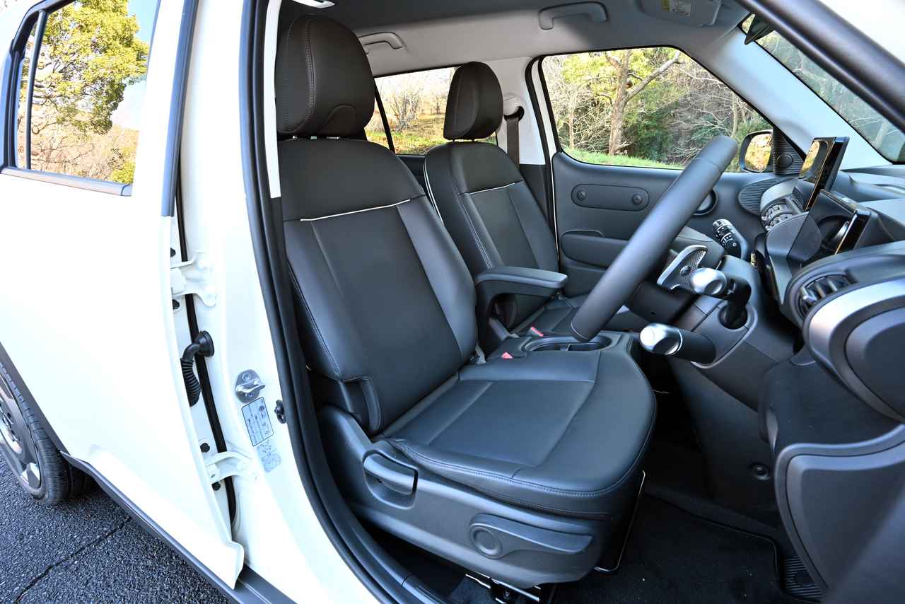 画像: シートの調整は、スライド、リクライニングともに手動式。これはリアシートも同様である。フロントシートをリアモーストに下げると助手席側へも移動するスペースができる。