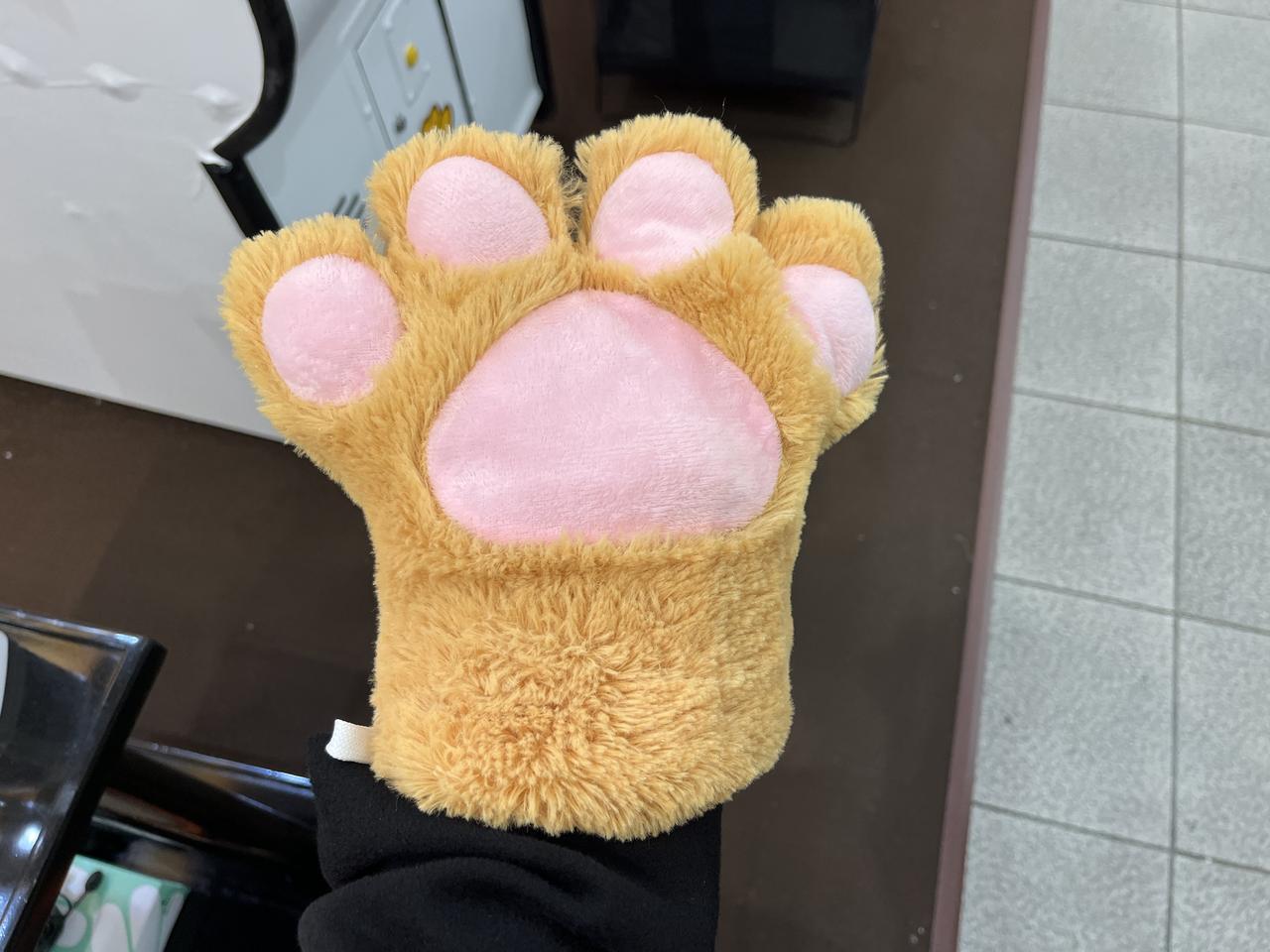 画像: 参加者は「肉球グローブ」を着用し、猫になりきってパンチングマシンに「猫パンチ」を叩き込む。ただし、目標は「22キロ」なので、絶妙な力加減が必要だ。