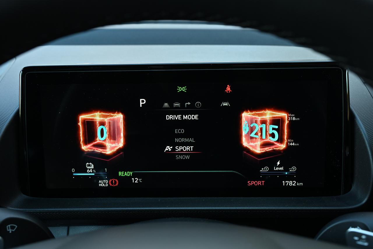 画像: ドライブモードをSPORTに変更すると、一瞬、キューブの表示もこのように変わる。ハートに火を付けてといった演出が走りの雰囲気を持ち上げてくれる。