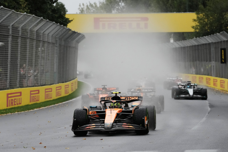 画像: 2025年オーストラリアGPはウエットからドライ、そして再びウエットへと目まぐるしくコンディションが変わる展開となったが、マクラーレンのランド・ノリスがインターミディエイトで最後のバトルを制してチェッカーフラッグを受けた。