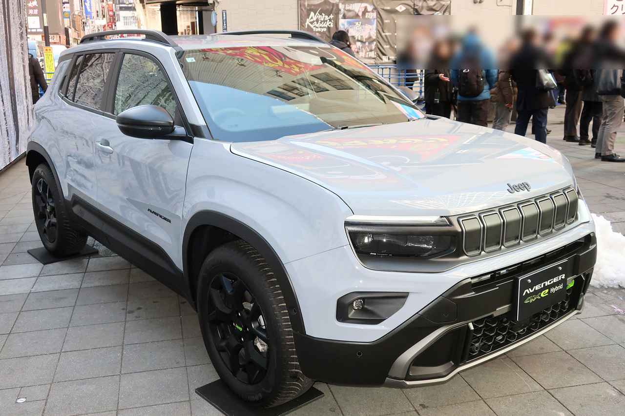 画像: タイトル写真は日本導入記念の100台限定モデル「4xe ハイブリッド ローンチエディション」。こちらは標準グレードの「4xe ハイブリッド」。フロントバンパーやフェシア下部など、BEVモデルから意匠などが変更されている。