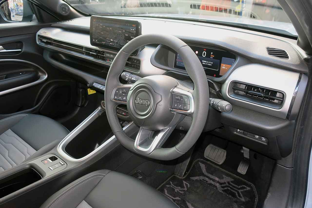 画像: 日本仕様は右ハンドルのみ。フルカラーの10.25インチ マルチビューディスプレイと10.25インチのタッチパネルモニターを装備。