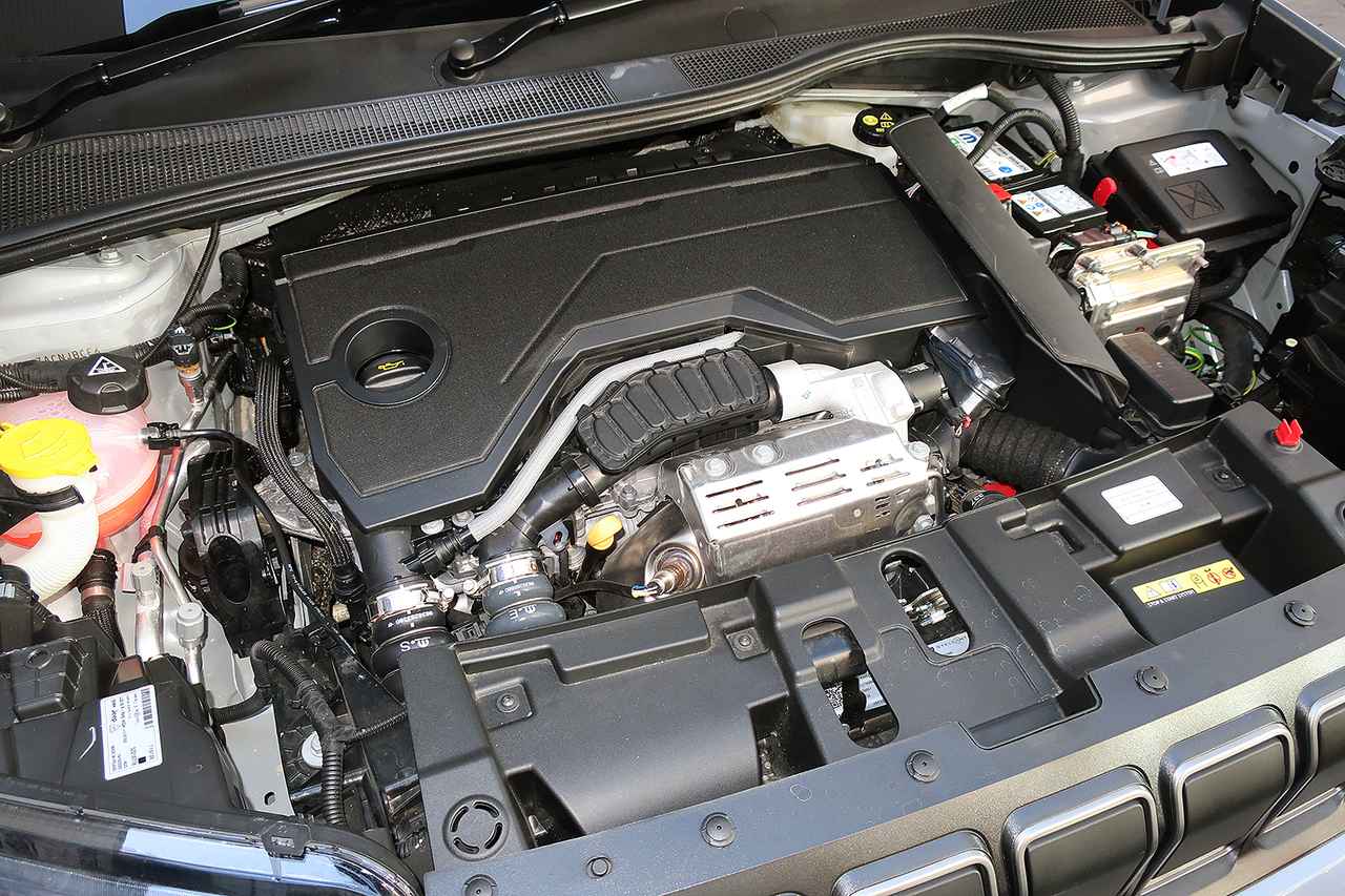 画像: 1.2Lの直3ターボエンジンに、前輪駆動用に2基、後輪駆動用に1基の電気モーターを組み合わせたハイブリッド4WDシステム。