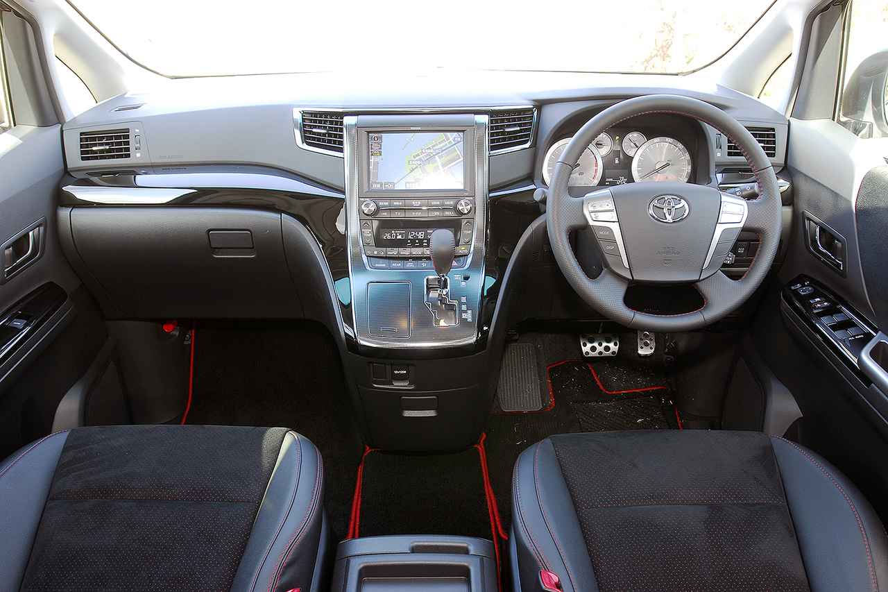 画像: ブラックメタリックのインパネや、レッドステッチが配されたステアリングホイールによって、かなりスポーティなインテリア。