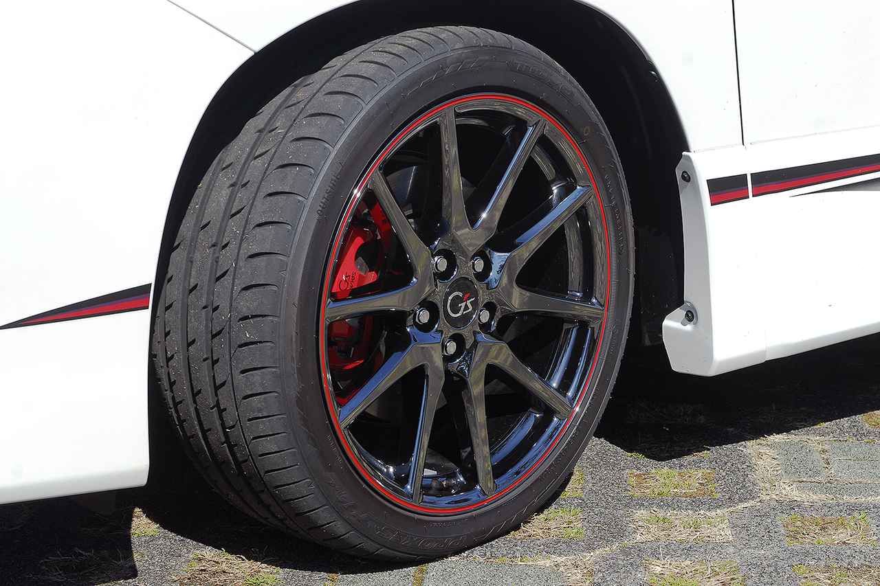画像: 245／40R19のトーヨー プレクセスT1 スポーツを8.5Jの専用ホイール（オプションのダークスパッタリング仕様）に履く。