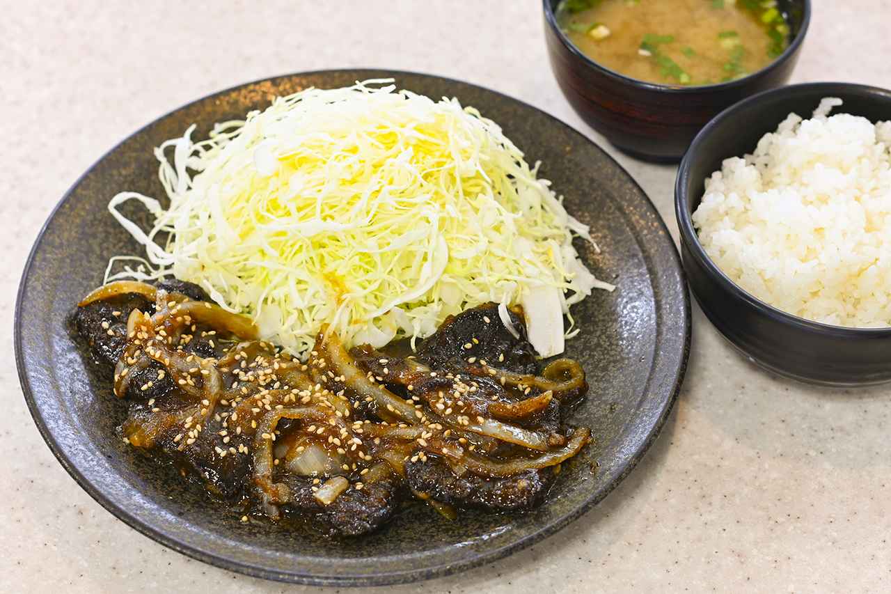 画像: 千葉の房総で水揚げされたクジラ肉を使った「くじらの生姜焼き定食」（1320円）。