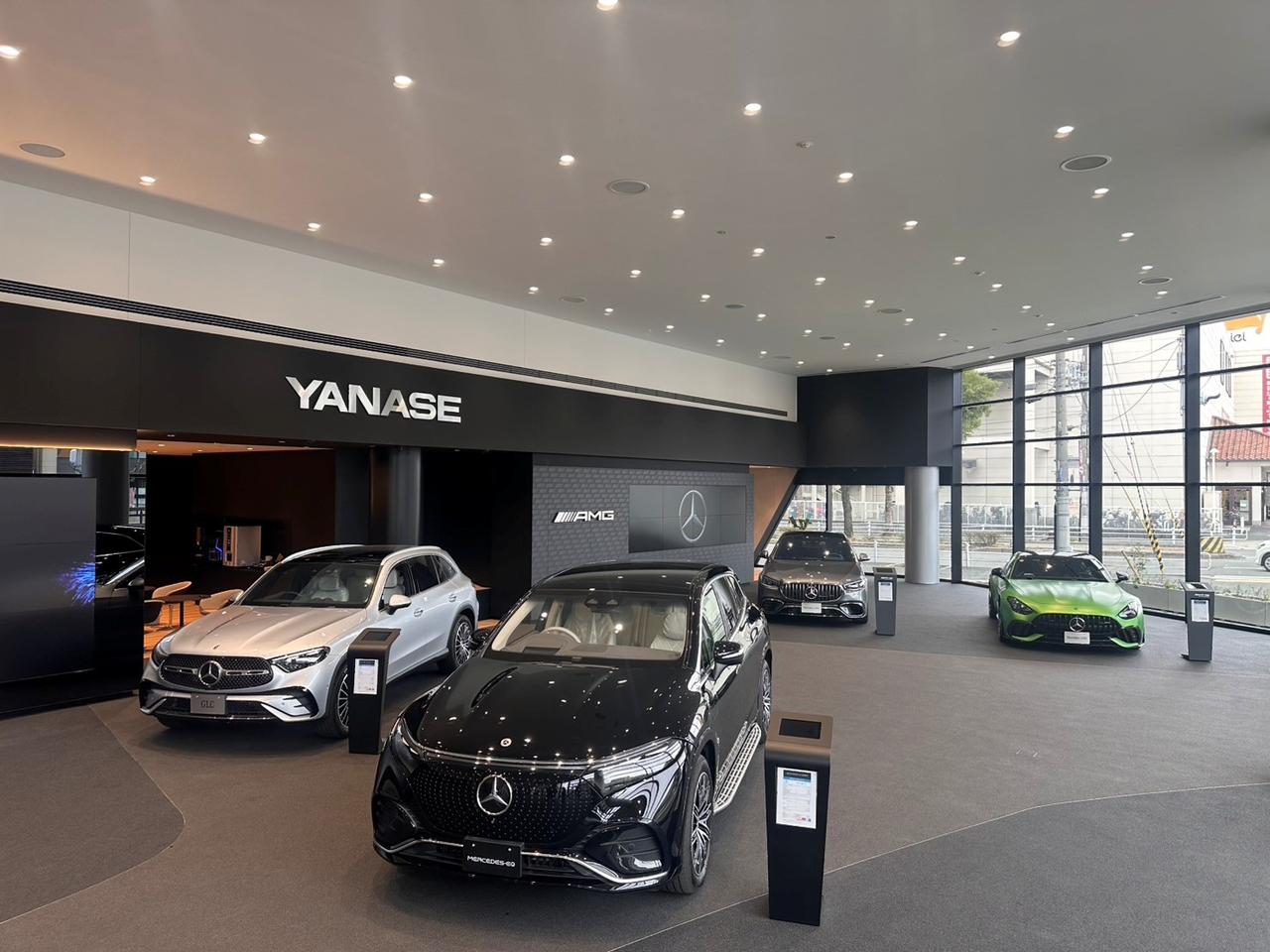 画像: 最新のメルセデス・ベンツ ショウルームCI、「MAR20X」のもとにリニューアルされたヤナセ神戸支店。同CIを採用したヤナセの店舗は、同店が近畿エリアで3拠点目となる。
