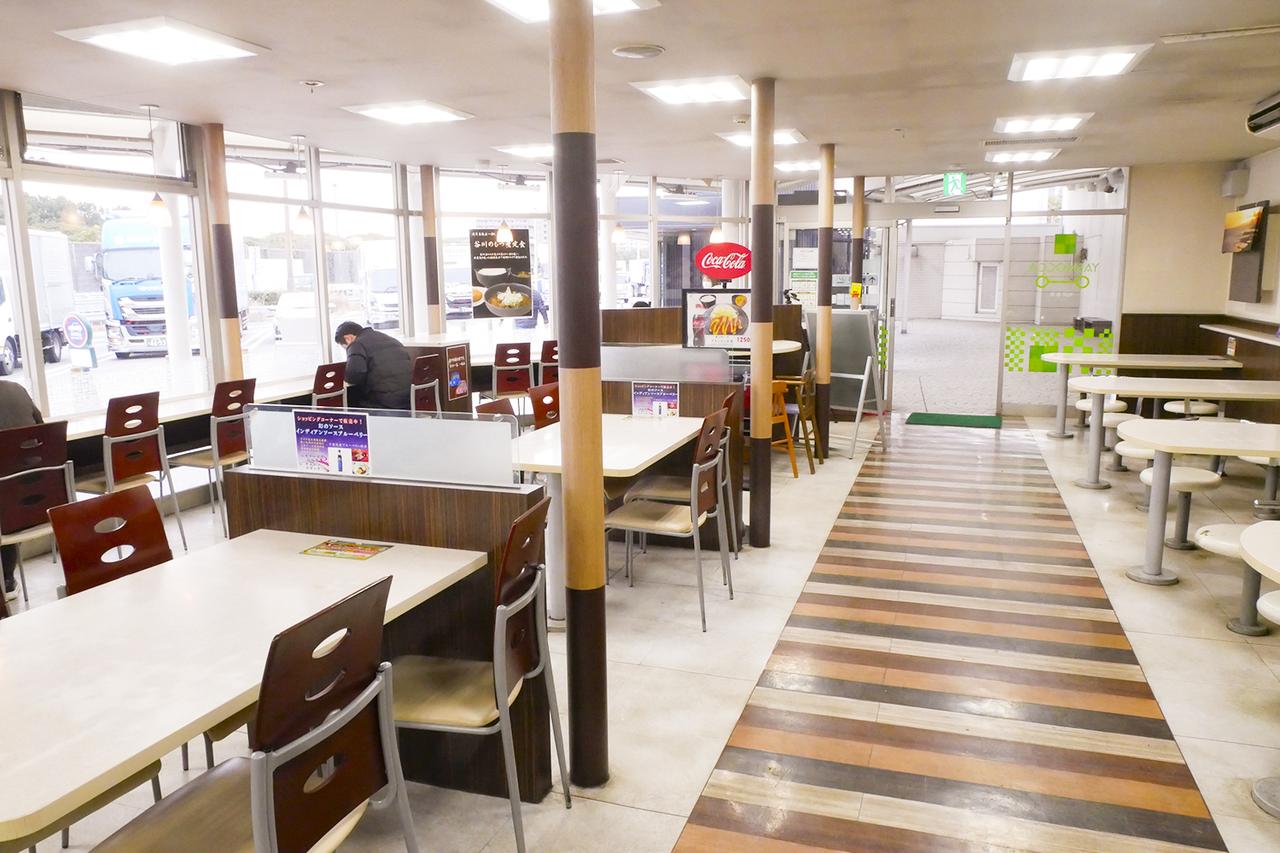 画像: フードコートの座席は奥に向かって広くなっており、非常に明るく開放感にあふれている。