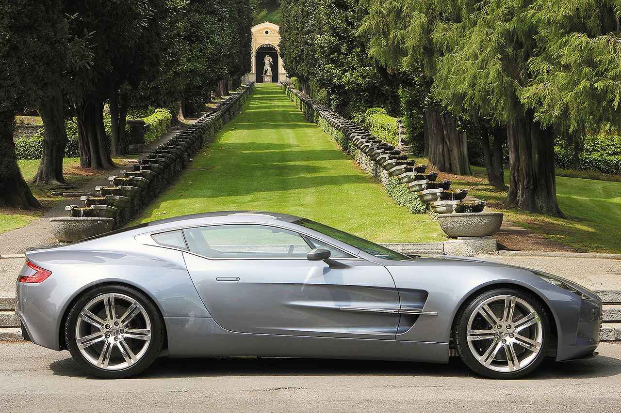 画像: ロングノーズ／ショートデッキのアストンマーティンらしい美しいクーペのシルエットは継承されている。