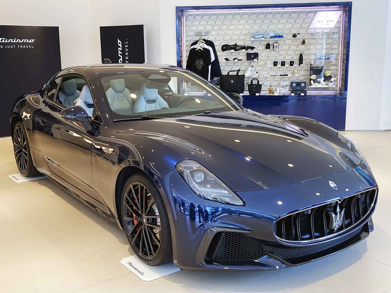 画像: 【写真蔵】マセラティの新型グラントゥーリズモが日本デビュー。ネットゥーノエンジンを搭載した「トロフェオ」が登場 - Webモーターマガジン