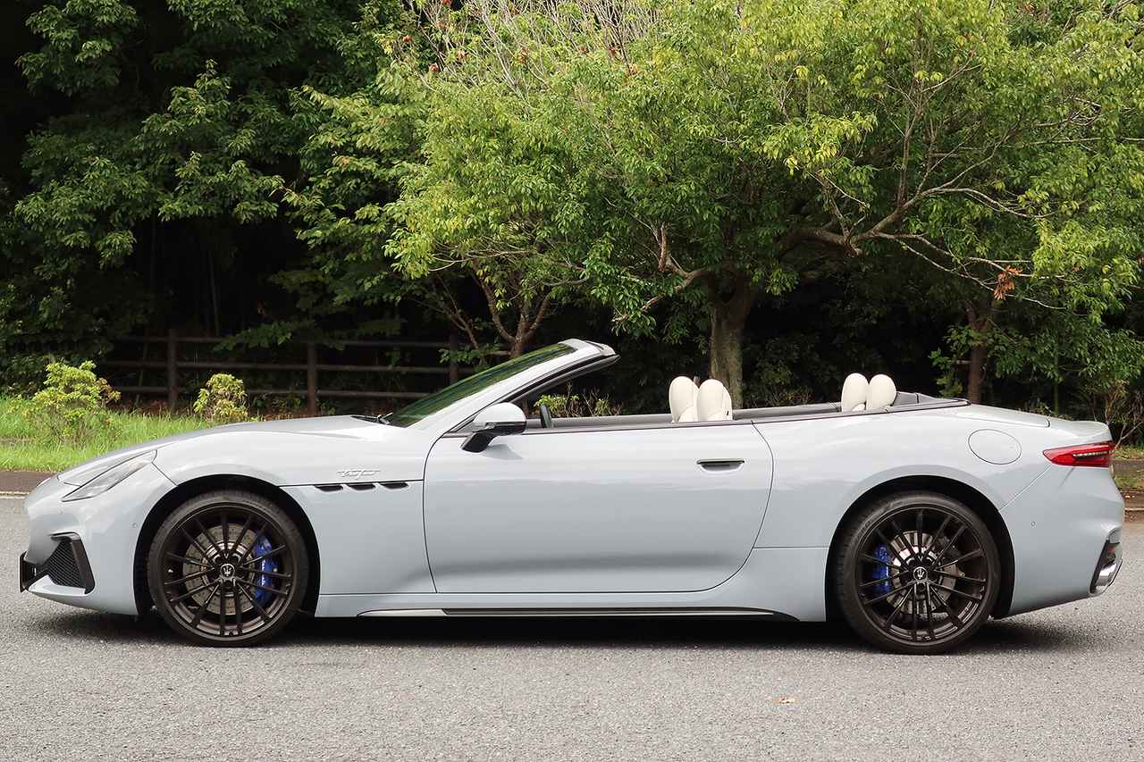 画像: グラントゥーリズモのオープンモデルとなるグランカブリオも2024年に登場。50km／hまでなら14秒で開閉できる電動ソフトトップを備える。