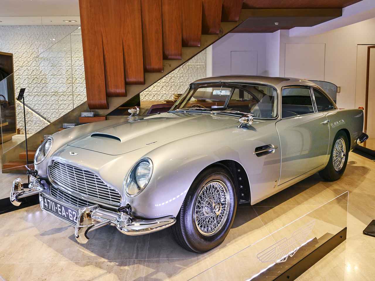 画像: 【写真蔵】世界25台限定で復刻されたボンドカー、アストンマーティン DB5「ゴールドフィンガー コンティニュエーション」 - Webモーターマガジン