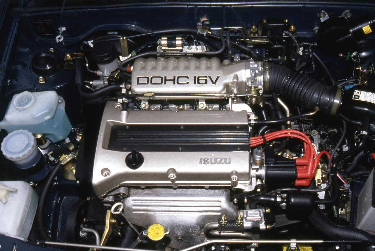 画像: ハンドリング バイ ロータスのボンネット内にコンパクトに収まる4XE1型。ただし、カムシャフトによる直動式バルブ駆動のために、シリンダーヘッド自体はやや大きめだ。