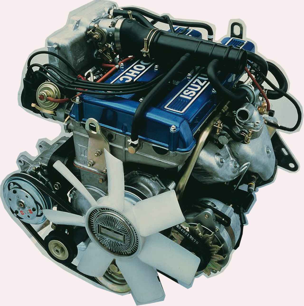 画像: エンジン全体で見ると、シリンダーヘッドが大きいだけでなくエンジン全体も大きめ。搭載位置も前寄りになってしまい、それが操縦性に影響を与えた面もある。