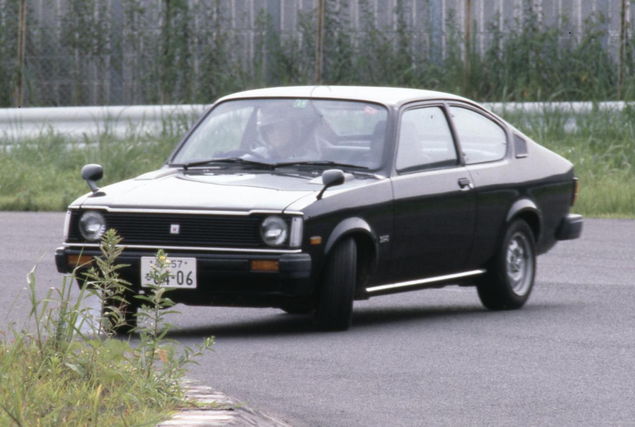 画像: アンダーステアからオーバーステアへの挙動変化は激しい。ここをねじ伏せて乗りこなすことこそジェミニZZ／Rの走りの楽しさと言える。